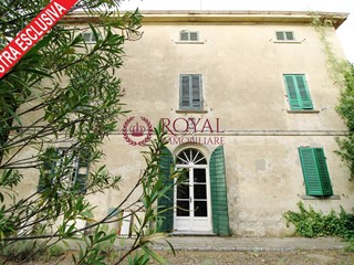 Villa in Vendita a Terricciola, 320'000€, 420 m²