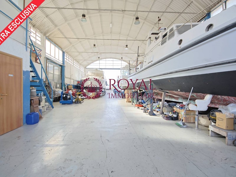 Capannone in Vendita a Livorno, 1'200'000&euro;, 550 m²