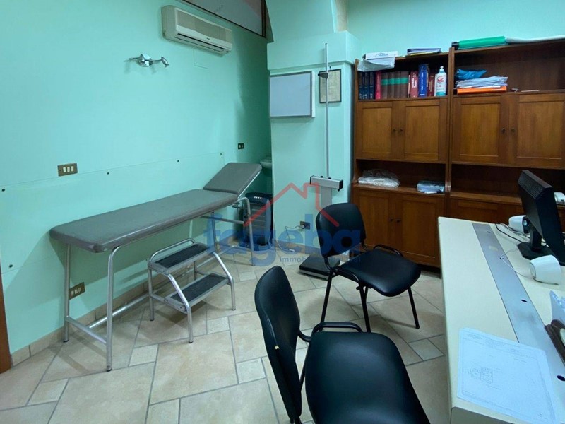 Ufficio in Affitto a Trani, 770€, 80 m²