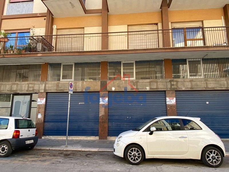 Immobile commerciale in Affitto a Trani, 2'200€, 300 m²