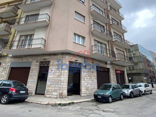 Immobile commerciale in Affitto a Trani, 550€, 30 m²