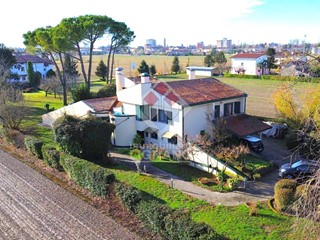 Villa in Vendita a Latisana, 450'000€, 300 m²