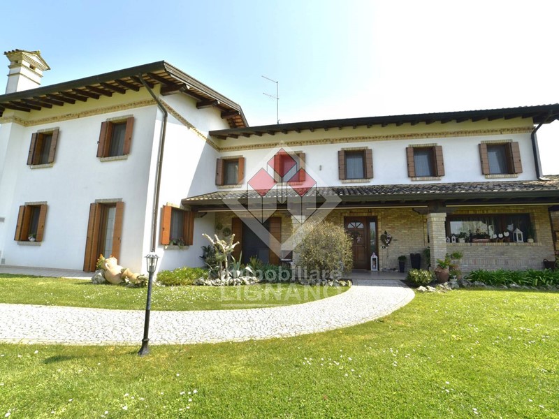 Villa in Vendita a San Michele al Tagliamento, 590'000€, 335 m²