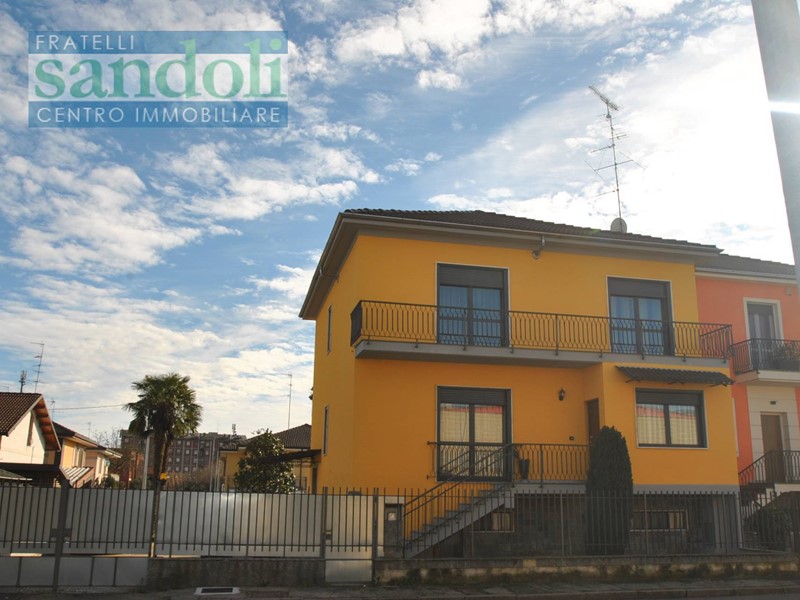 Casa Indipendente in Vendita a Vercelli, 295'000&euro;, 230 m²