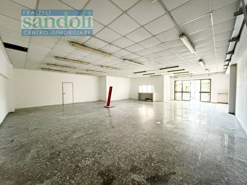 Capannone in Affitto a Caresanablot, 500€, 150 m²