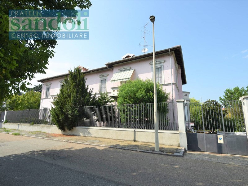 Casa Indipendente in Vendita a Vercelli, 400 m²
