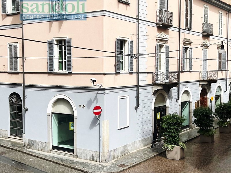 Immobile commerciale in Affitto a Vercelli, 1'100€, 140 m²