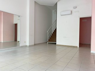 Immobile commerciale in Affitto a Giulianova, 1'400€, 100 m²
