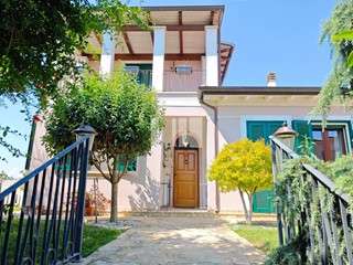 Villa in Vendita a Mosciano Sant'Angelo, 345'000€, 180 m²