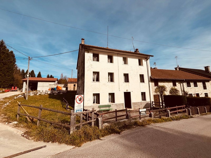 Casa Semi Indipendente in Vendita a Tonezza del Cimone, 65'000€, 307 m²