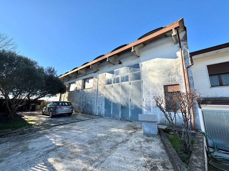 Capannone in Vendita a Noventa Vicentina, 100'000€, 289 m²