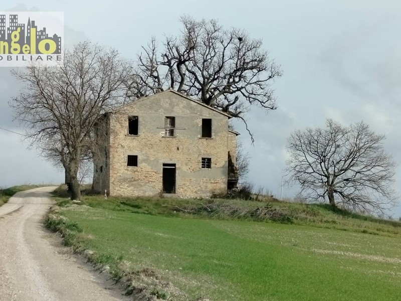 Rustico in Vendita a Offida, 120'000€, 250 m²