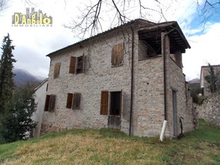 Villa in Vendita a Sarnano, 146'000€, 200 m²