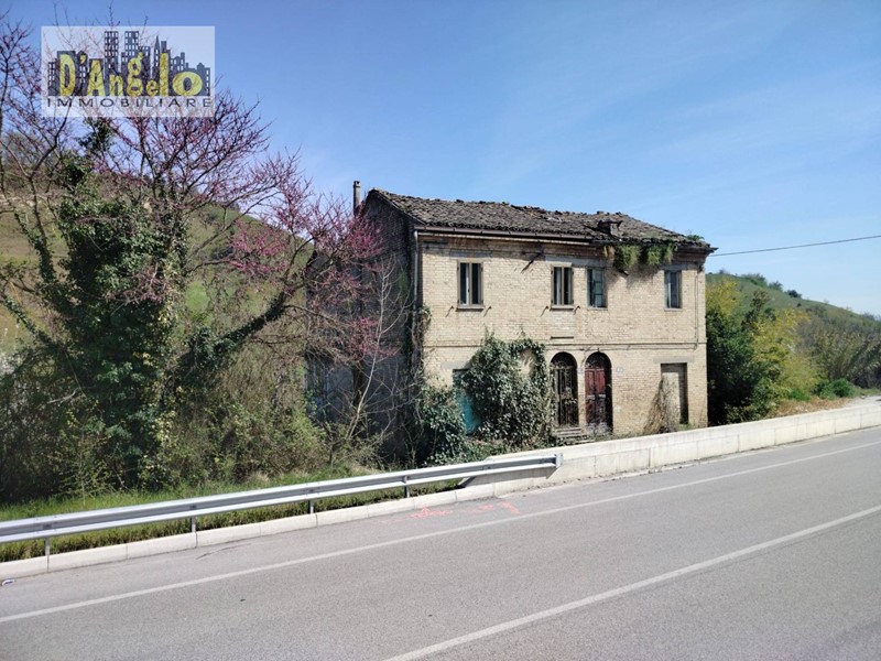 Casa Indipendente in Vendita a Offida, 200'000€, 304 m²