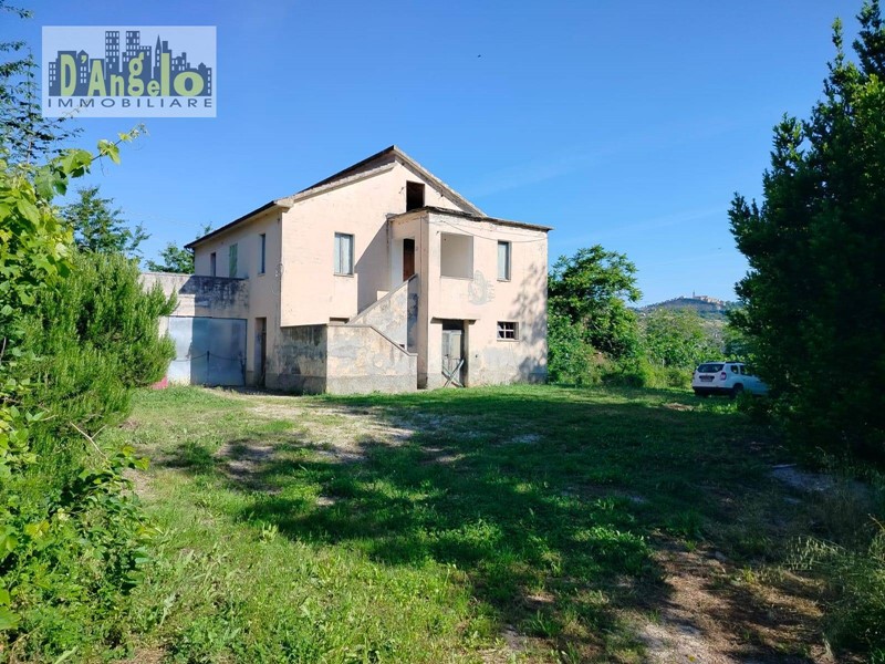 Rustico in Vendita a Castignano, 260'000€, 216 m²