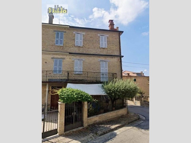 Casa Indipendente in Vendita a Offida, 169'000€, 215 m²