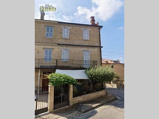 Casa Indipendente in Vendita a Offida, 169'000€, 215 m²