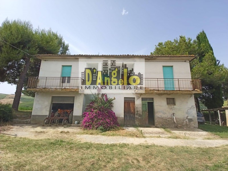 Rustico in Vendita a Offida, 110'000€, 220 m²
