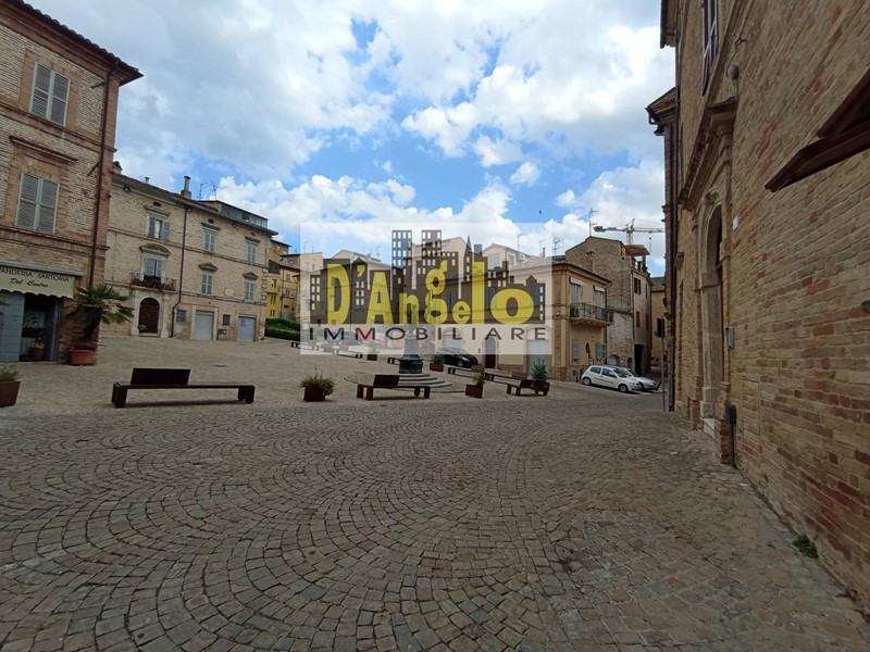 Appartamento in Vendita a Offida, 209'000€, 206 m², con Box