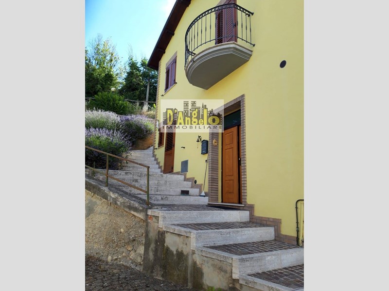 Casa Indipendente in Vendita a Rotella, 75'000€, 106 m²