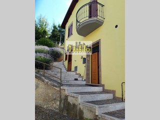 Casa Indipendente in Vendita a Rotella, 75'000€, 106 m²