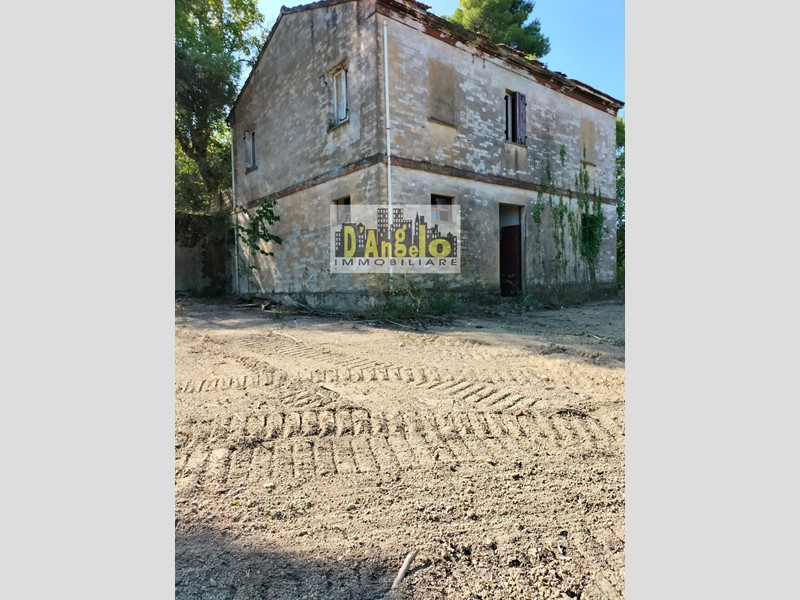 Rustico in Vendita a Montefiore dell'Aso, 155'000€, 195 m²