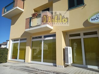 Immobile commerciale in Affitto a Offida, 600€, 105 m²