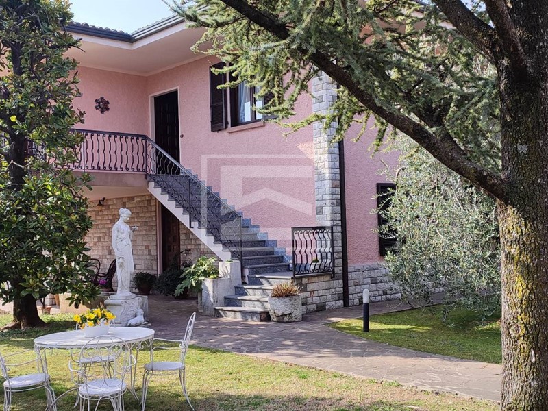 Villa in Vendita a Puegnago sul Garda, 590'000€, 370 m²