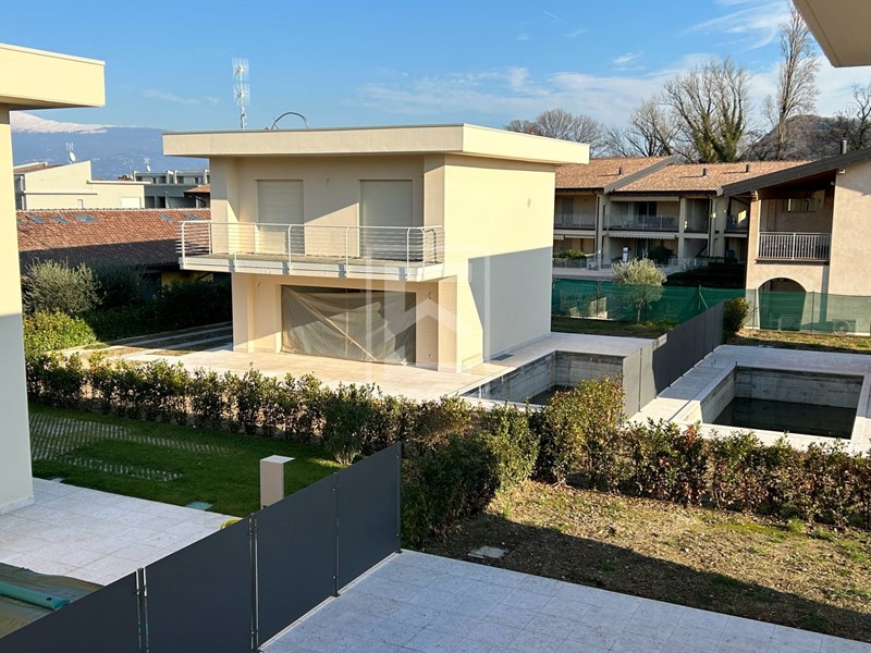 Villa in Vendita a Manerba del Garda, 659'000€, 222 m²