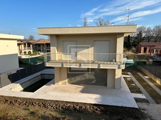 Villa in Vendita a Manerba del Garda, 659'000€, 222 m²