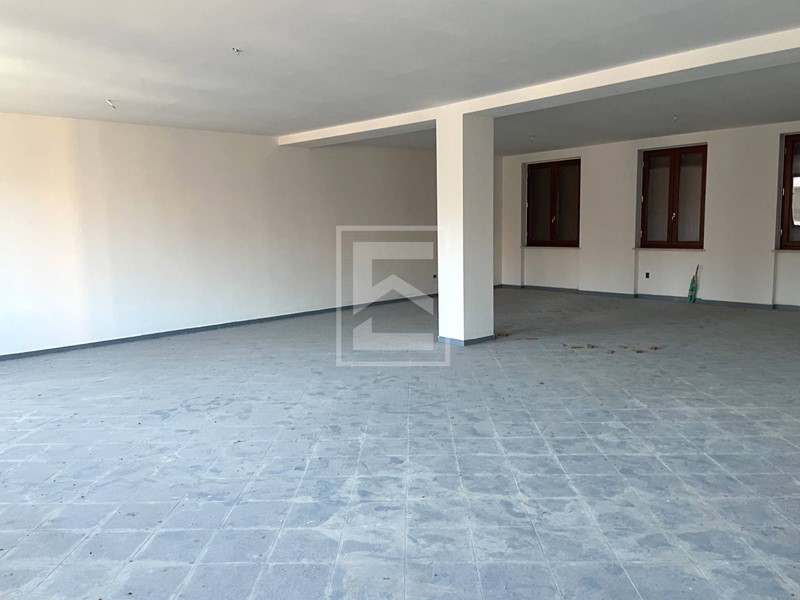 Ufficio in Vendita a Toscolano Maderno, 230'000€, 340 m²