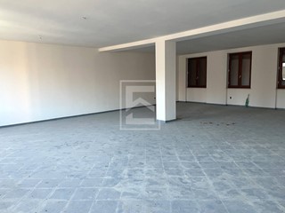 Ufficio in Vendita a Toscolano Maderno, 230'000€, 340 m²