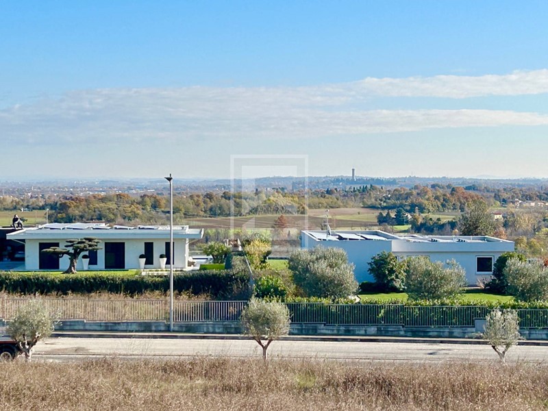Villa in Vendita a Desenzano del Garda, 1'300'000€, 300 m²