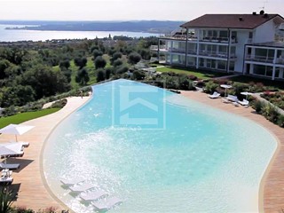 Quadrilocale in Vendita a Padenghe sul Garda, 250 m²