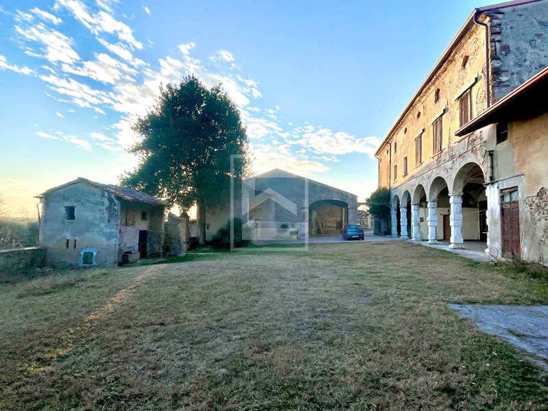 Rustico in Vendita a Desenzano del Garda, 800'000€, 1400 m², con Box