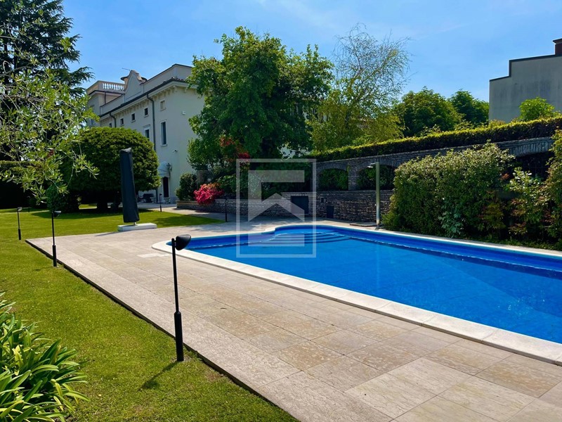 Villa in Vendita a Desenzano del Garda, 1'750'000€, 300 m²