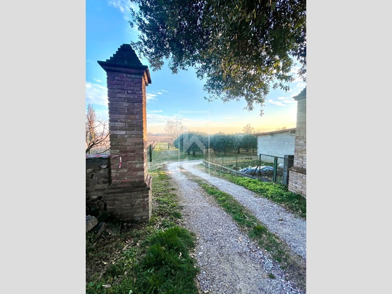 Rustico in Vendita a Desenzano del Garda, 630'000€, 1200 m²