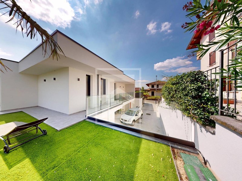 Villa in Vendita a Desenzano del Garda, 1'100'000€, 350 m²