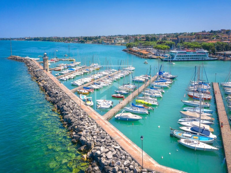 Casa Indipendente in Vendita a Desenzano del Garda, 2200 m²