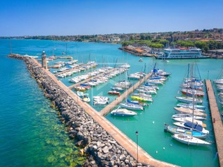 Terreno edificabile in Vendita a Desenzano del Garda, 2200 m²