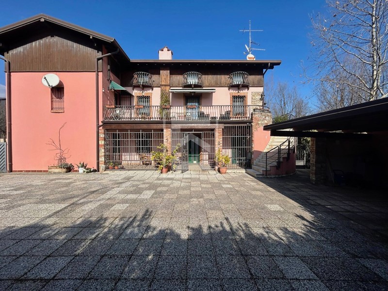 Villa in Vendita a Desenzano del Garda, 820'000€, 350 m²