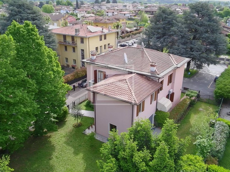 Villa in Vendita a Prevalle, 480'000€, 385 m²