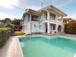 Villa in Vendita a Polpenazze del Garda, 950'000€, 250 m²