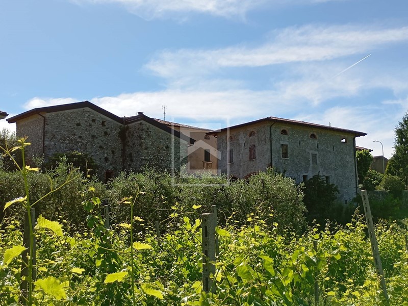 Rustico in Vendita a Puegnago sul Garda, 790'000€, 530 m²