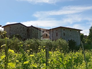 Rustico in Vendita a Puegnago sul Garda, 790'000€, 530 m²