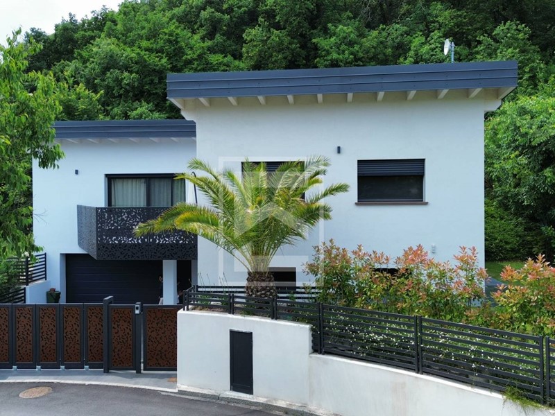 Villa in Vendita a Padenghe sul Garda, 890'000€, 250 m²