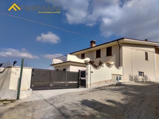 Villa in Vendita a Ascoli Piceno, 380'000€, 180 m²