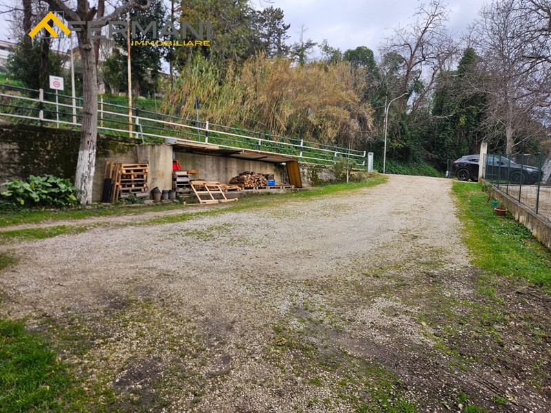 Immobile commerciale in Vendita a Ascoli Piceno, 58'000€, 65 m²