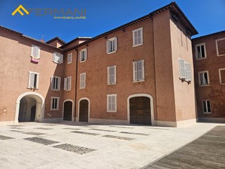 Negozio in Affitto a Ascoli Piceno, 1'000€, 150 m²