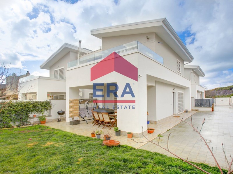 Villetta a schiera in Vendita a Ardea, 239'000€, 137 m²